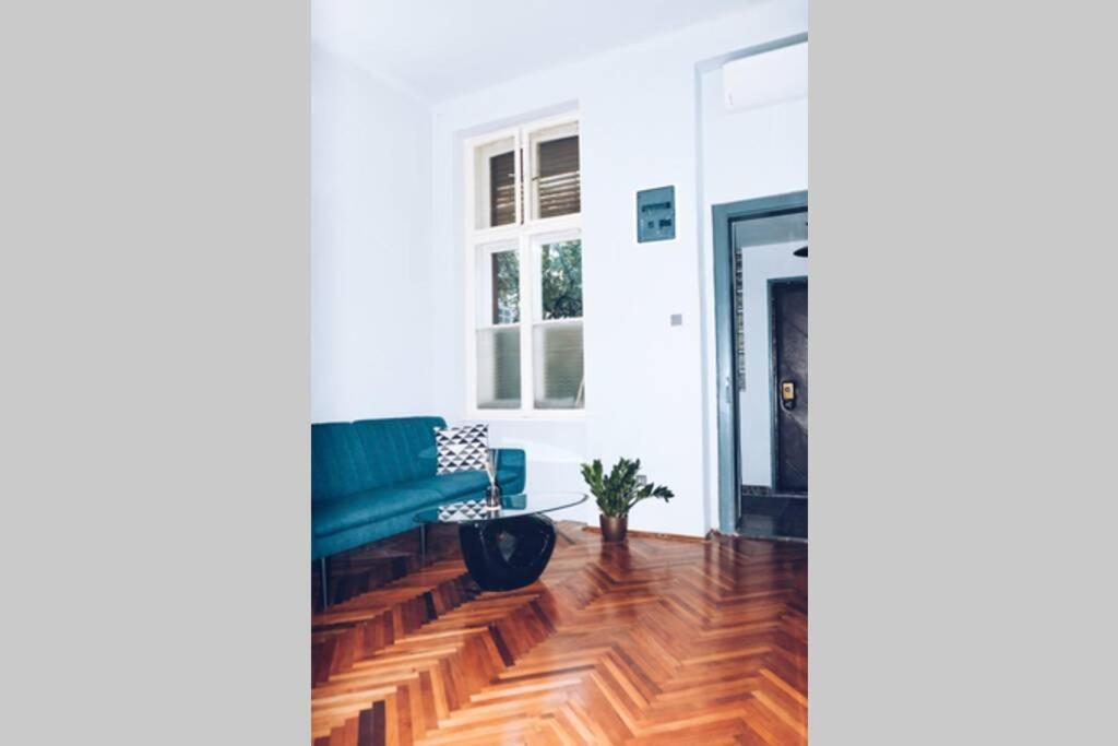 ☆Modern High Ceiling Apartment - Heart Of The City ออราแด ภายนอก รูปภาพ