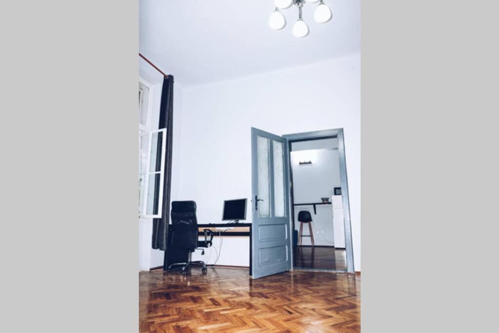 ☆Modern High Ceiling Apartment - Heart Of The City ออราแด ภายนอก รูปภาพ