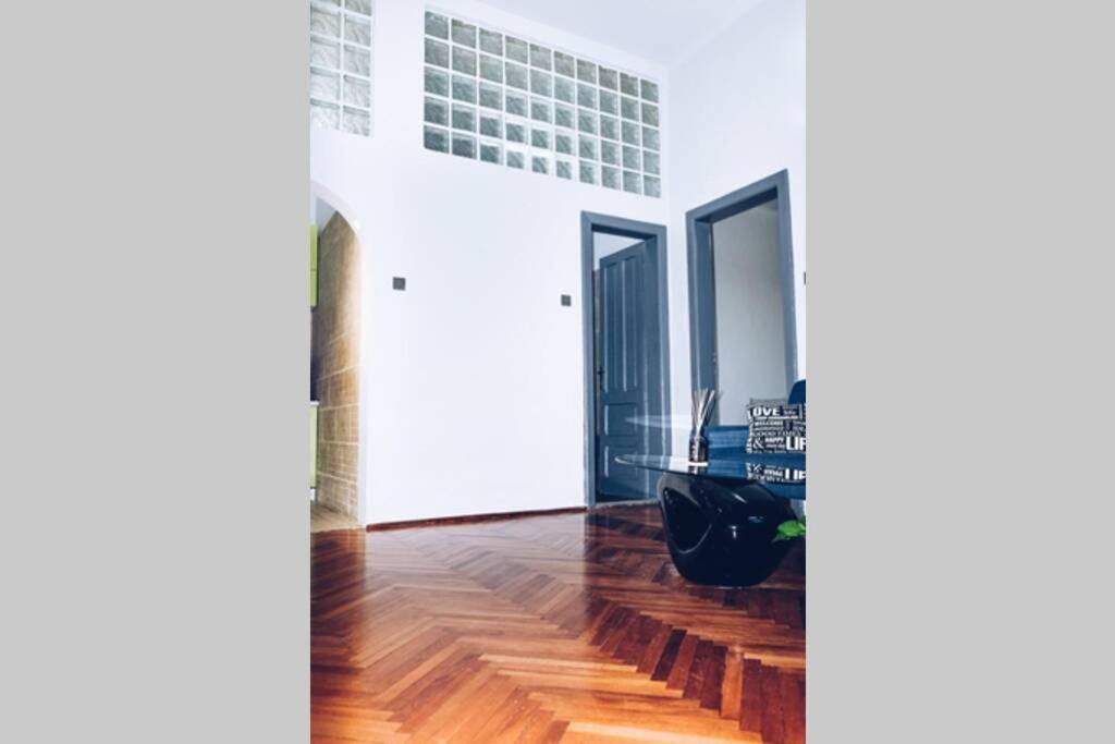 ☆Modern High Ceiling Apartment - Heart Of The City ออราแด ภายนอก รูปภาพ